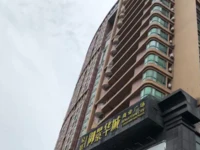 突发！广东某小区高楼玻璃窗坠落，6岁男童被砸中生命垂危...